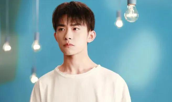 娱乐圈英雄联盟_张艺谋英雄联盟网剧 跨界导演作品 易烊千玺出演